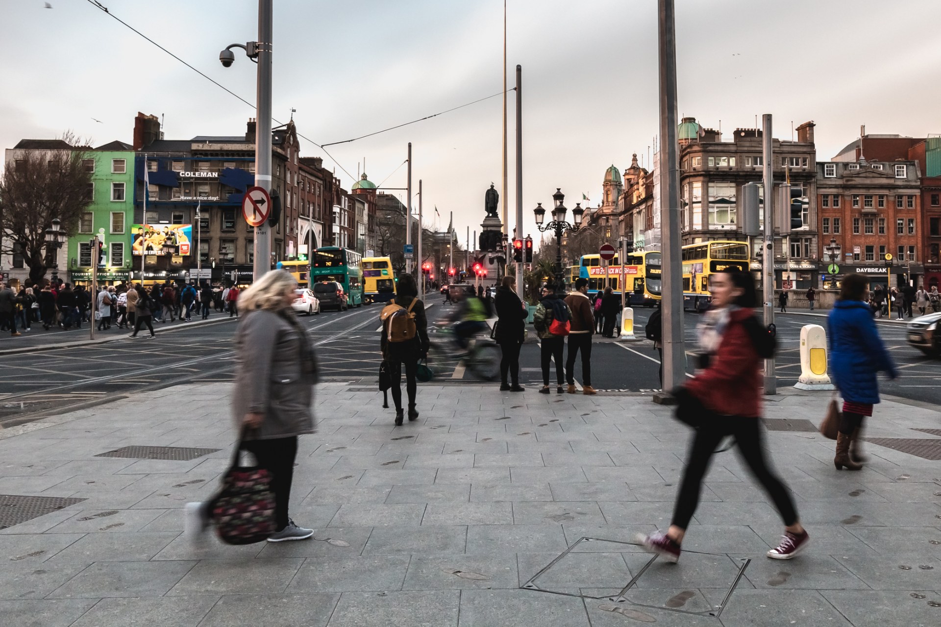 Pessoas a passear numa rua do centro de Dublin